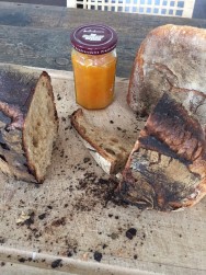 Campaillou mit Aprikosenmarmelade