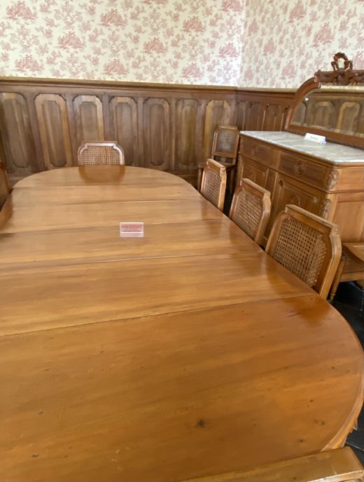 Donnafugata ist in erster Linie ein Schloss, oder besser gesagt ein Bauernhof, der zu einem Schloss geworden ist: ein Bezugspunkt für die Familie, die dort ihre Sommerferien verbrachte und für die große Gruppe von Menschen, für die es Zuhause, Arbeit, Leben war.